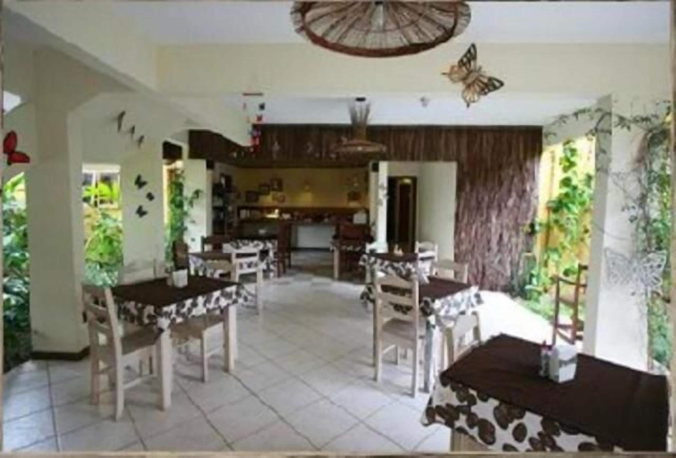 Un amplio comedor con una isla central, rodeado de sillas y mesas.