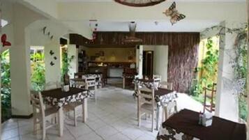 Un amplio comedor con una isla central, rodeado de sillas y mesas.
