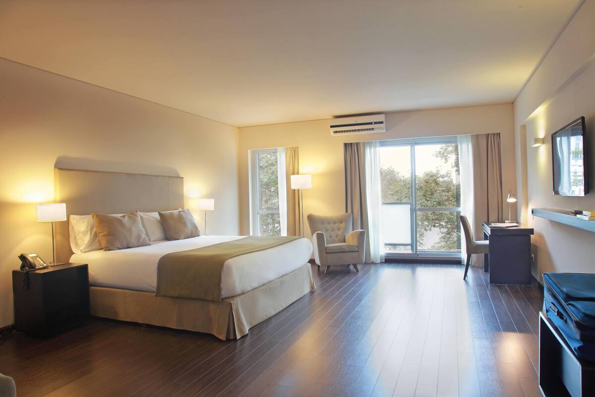 Suite, 1 Tempat Tidur King | Seprai premium, bantalan ekstra lembut, minibar, dan brankas