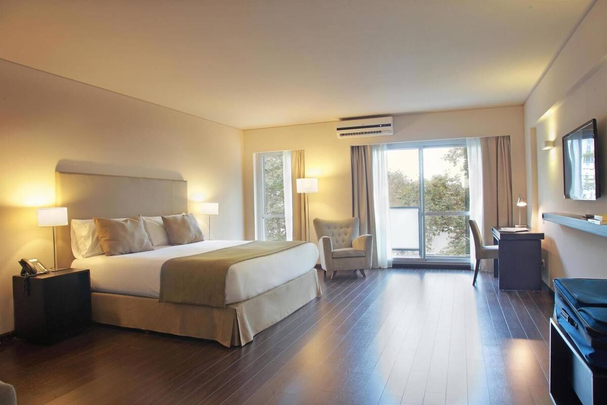 Seprai premium, bantalan ekstra lembut, minibar, dan brankas