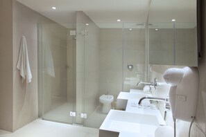 Combined shower/bathtub, free toiletries, hair dryer, bidet - Dazzler by Wyndham Buenos Aires Palermo (Buenos Aires)
