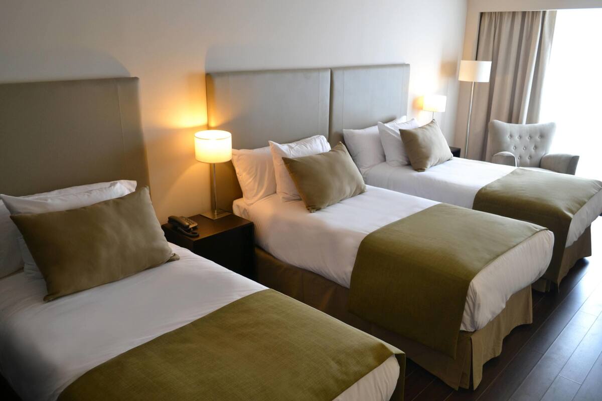 Kamar Triple Klasik | Seprai premium, bantalan ekstra lembut, minibar, dan brankas