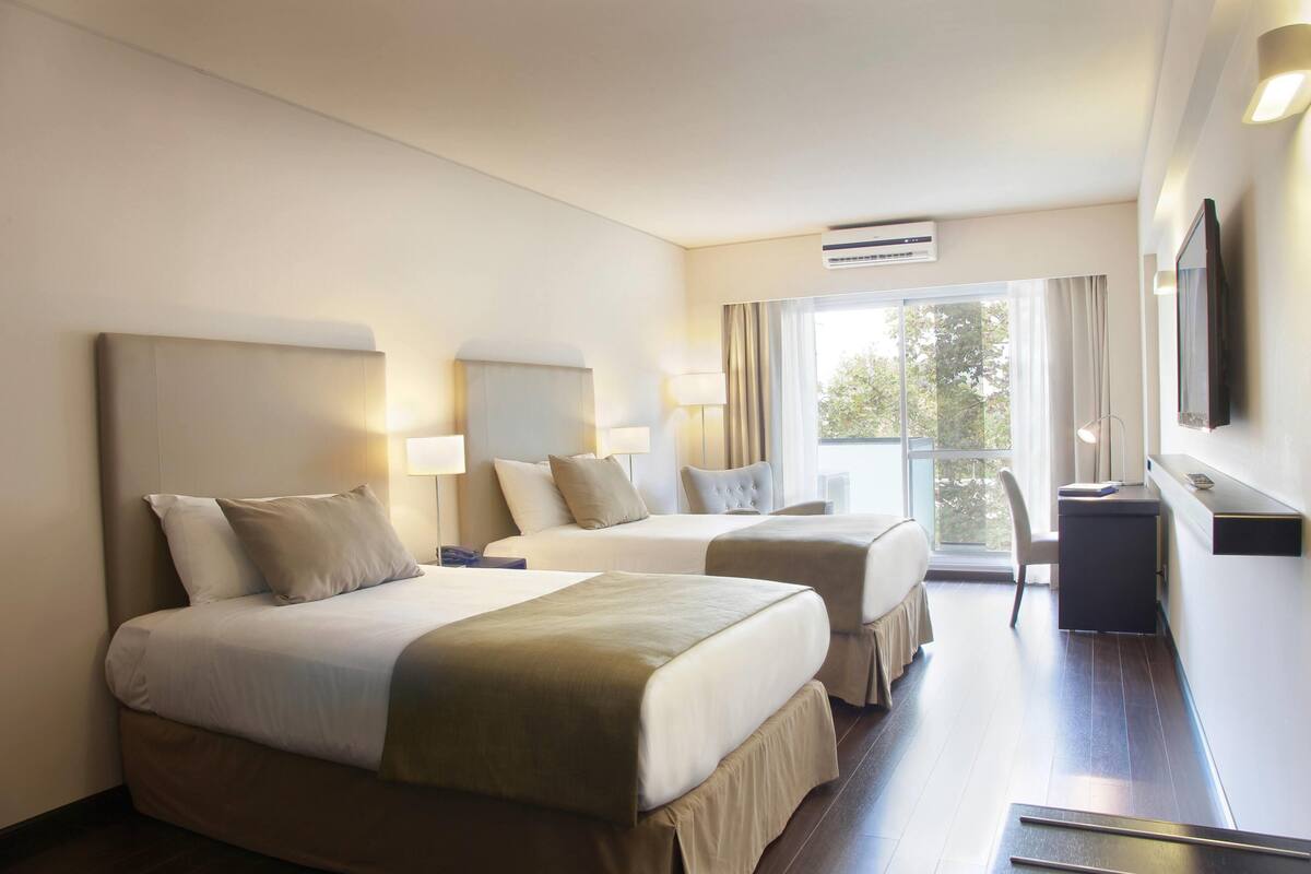 Kamar Klasik, 2 Tempat Tidur Twin | Seprai premium, bantalan ekstra lembut, minibar, dan brankas