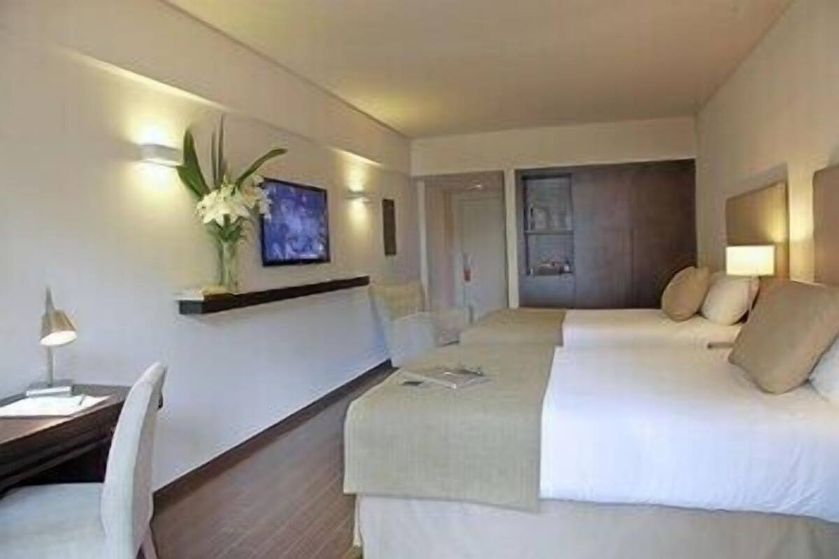 Seprai premium, bantalan ekstra lembut, minibar, dan brankas