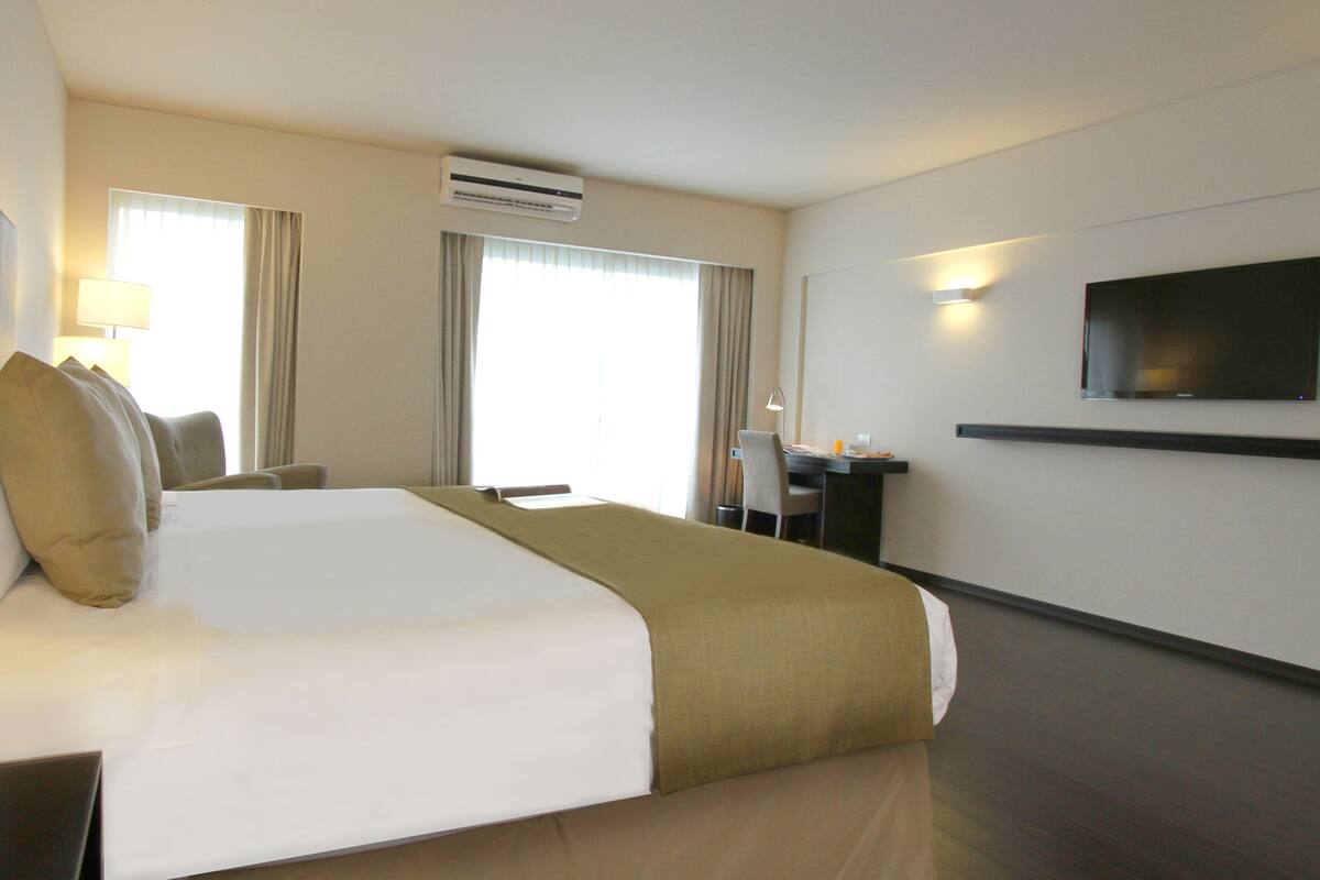 Seprai premium, bantalan ekstra lembut, minibar, dan brankas