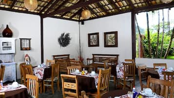 Free buffet breakfast on weekdays