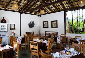 Café da manhã com buffet grátis durante a semana