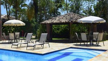 Piscina externa, guarda-sóis, espreguiçadeiras