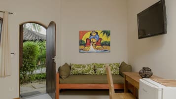 Apartment (Buriti) | Minibar, in-room safe, individually decorated, iron/ironing board