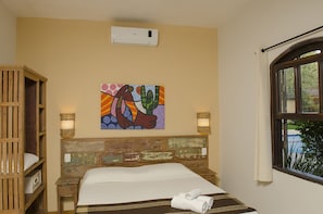 Apartamento (Buriti) | Frigobar, cofres nos quartos, individualmente decorados
