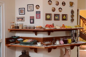 Café da manhã com buffet grátis todos os dias