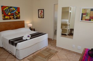 Minibar, caja de seguridad en la habitación y decoración personalizada 