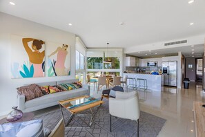 Suite, 3 dormitoris, vistes a l'oceà | Menjador