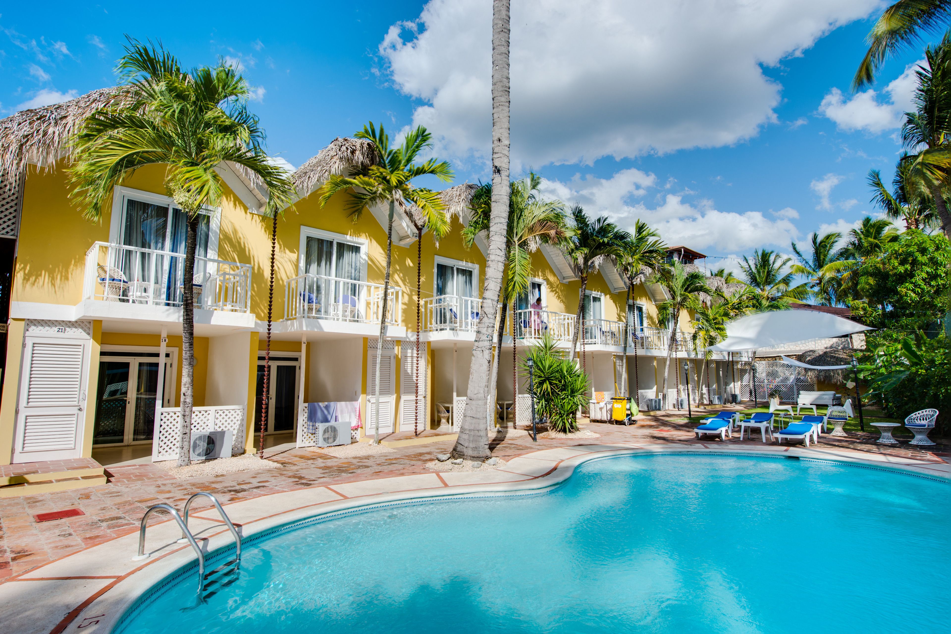 Utendørsbasseng og et basseng med foss