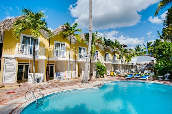 Ulkouima-allas, uima-allas vesiputouksella