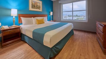 Habitación estándar, 1 cama King size | Escritorio, tabla de planchar con plancha, wifi gratis y ropa de cama