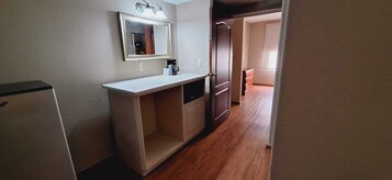 Escritorio, tabla de planchar con plancha, wifi gratis y ropa de cama 