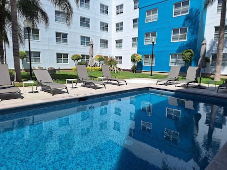 Alberca al aire libre . Hotel Sierra by HP Hotels