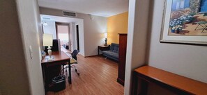 Suite estudio | Escritorio, tabla de planchar con plancha, wifi gratis y ropa de cama 