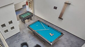 A pool table in a room with a high ceiling and a balcony. - Hotel Sierra by HP Hotels (San Luis Potosi)