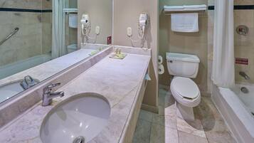 Combined shower/tub, free toiletries, hair dryer, towels