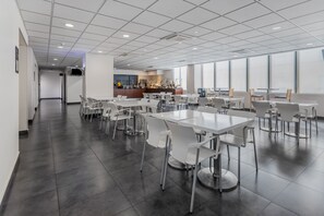 Buffet déjeuner gratuit tous les jours