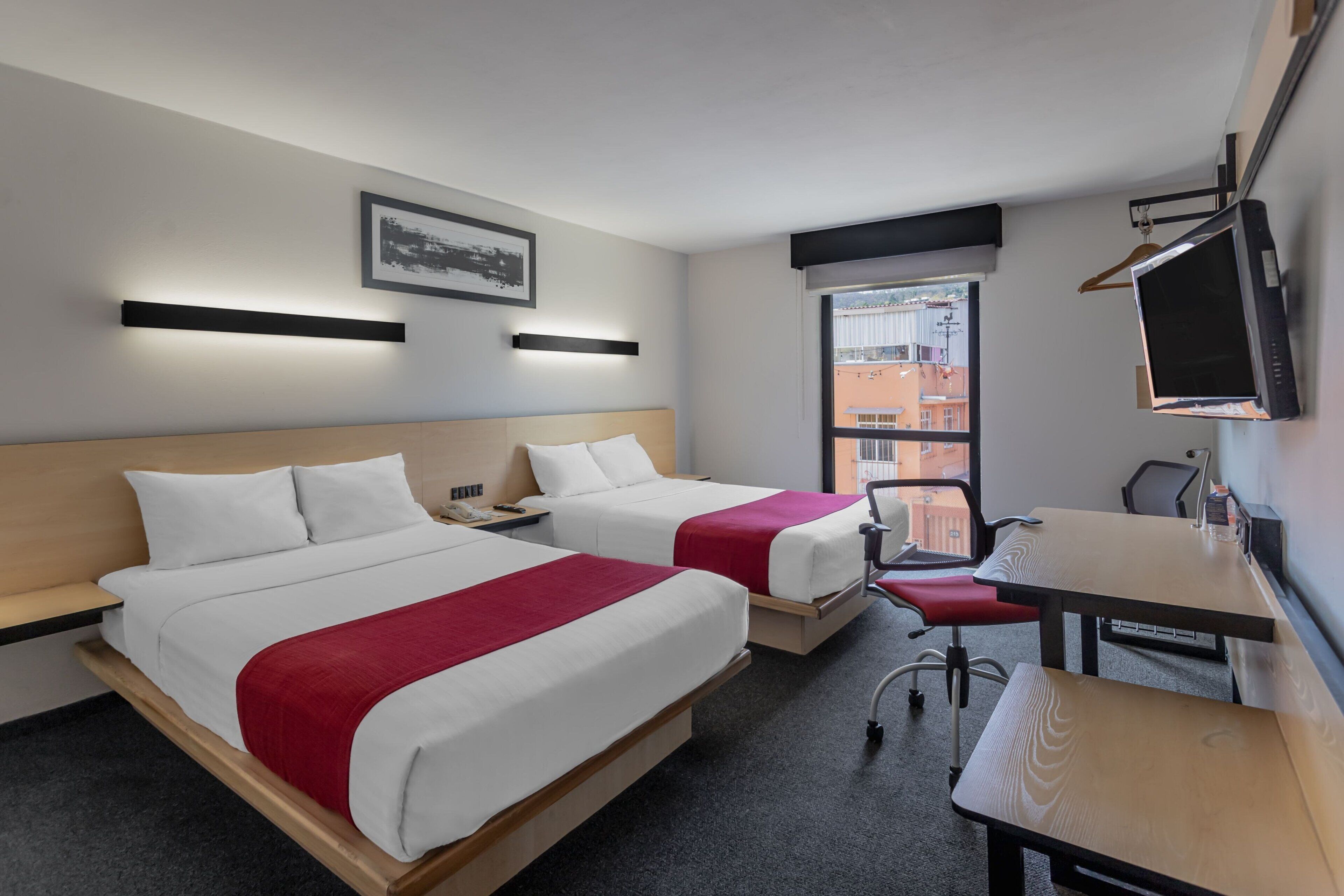 Kamer, 2 tweepersoonsbedden | Een bureau, een strijkplank/strijkijzer, gratis wifi, beddengoed