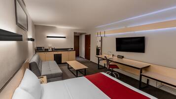 Habitación superior, 1 cama Queen size y sofá cama | Escritorio, tabla de planchar con plancha, wifi gratis y ropa de cama