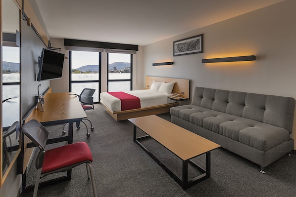 Escritorio, tabla de planchar con plancha, wifi gratis y ropa de cama