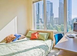 Decoración individual, escritorio, camas supletorias y wifi gratis