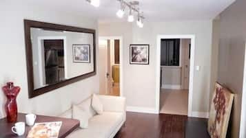 Robsonliving 3 Bedrooms and Den Suite  | Living area