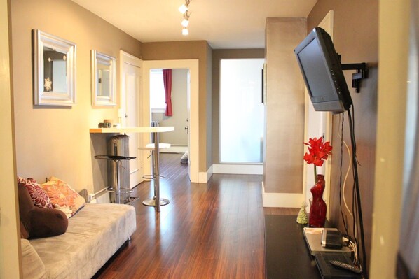 Robsonliving 4 Bedrooms Suite | Living area - MondeLiving Robson Living (Vancouver)