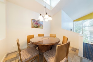 Cottage, 2 Bedrooms, Non Smoking | In-room dining