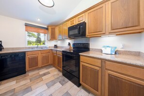 Cottage, 2 slaapkamers, niet-roken | Privékeuken | Een koelkast met diepvriezer, een microgolfoven, een oven, een kookplaat