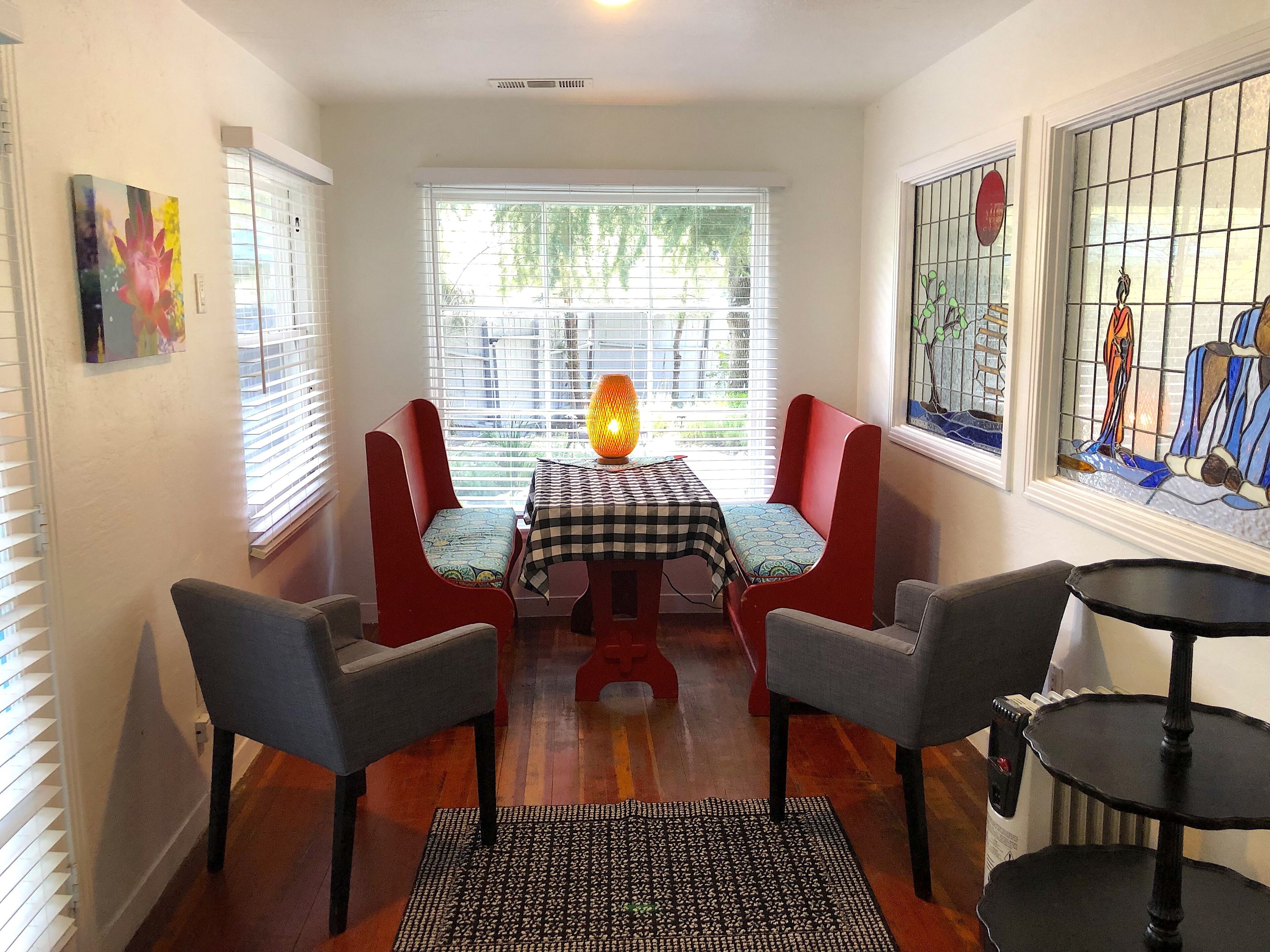 Suite, 2 grands lits, balcon, vue fleuve | Restauration dans la chambre