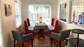 Suite, 2 grands lits, balcon, vue fleuve | Restauration dans la chambre