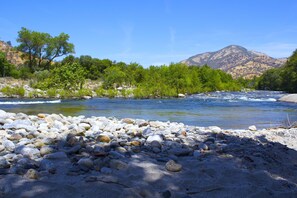 Private beach, free beach cabanas, sun-loungers, beach umbrellas - Rio Sierra Riverhouse (Three Rivers)
