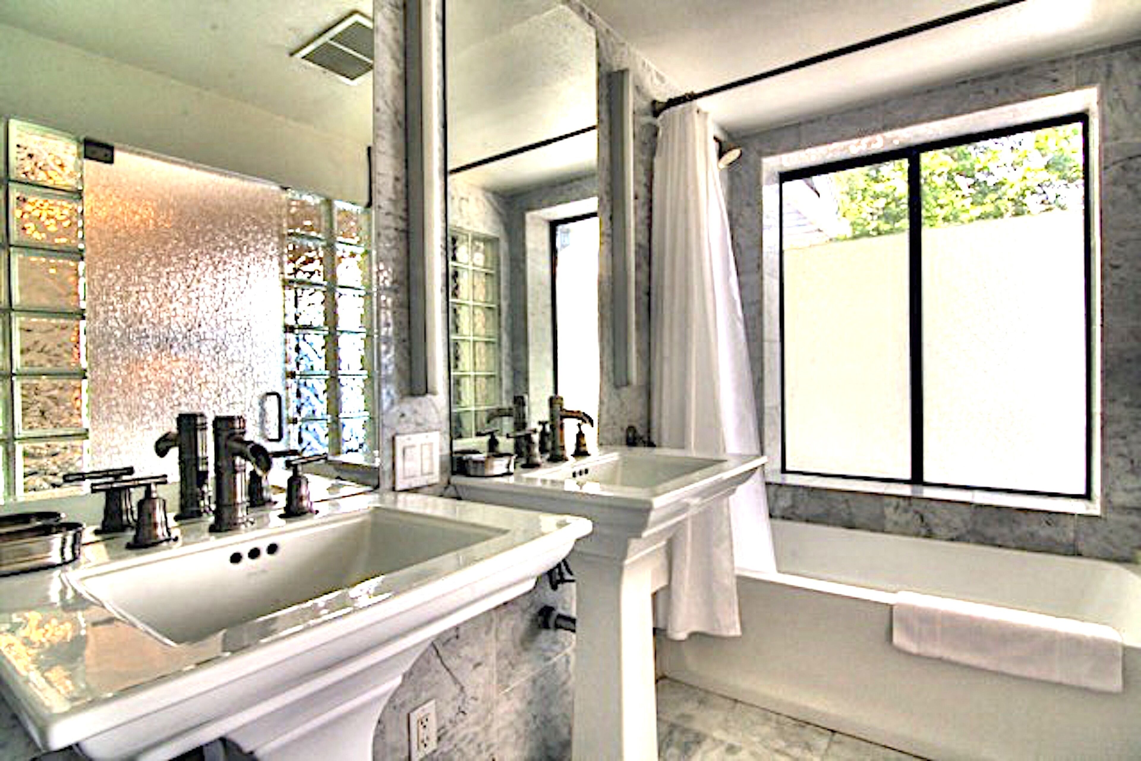 master suite | bathroom | free toiletries, hair dryer, towels