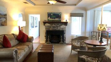 套房, 2 张大床, 阳台, 河景 | 特色装修、特色家居、免费 WiFi、床单