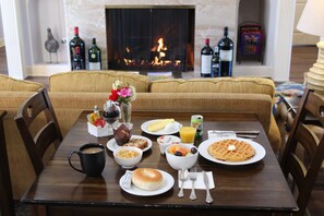 Free daily continental breakfast  - Elm House Inn (Napa)