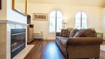 KING SIGNATURE FIREPLACE | 防过敏的被褥、客房内保险箱、办公桌、笔记本电脑工作区
