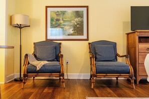 King Annex Room | Allergitestet sengetøy, safe på rommet og skrivebord