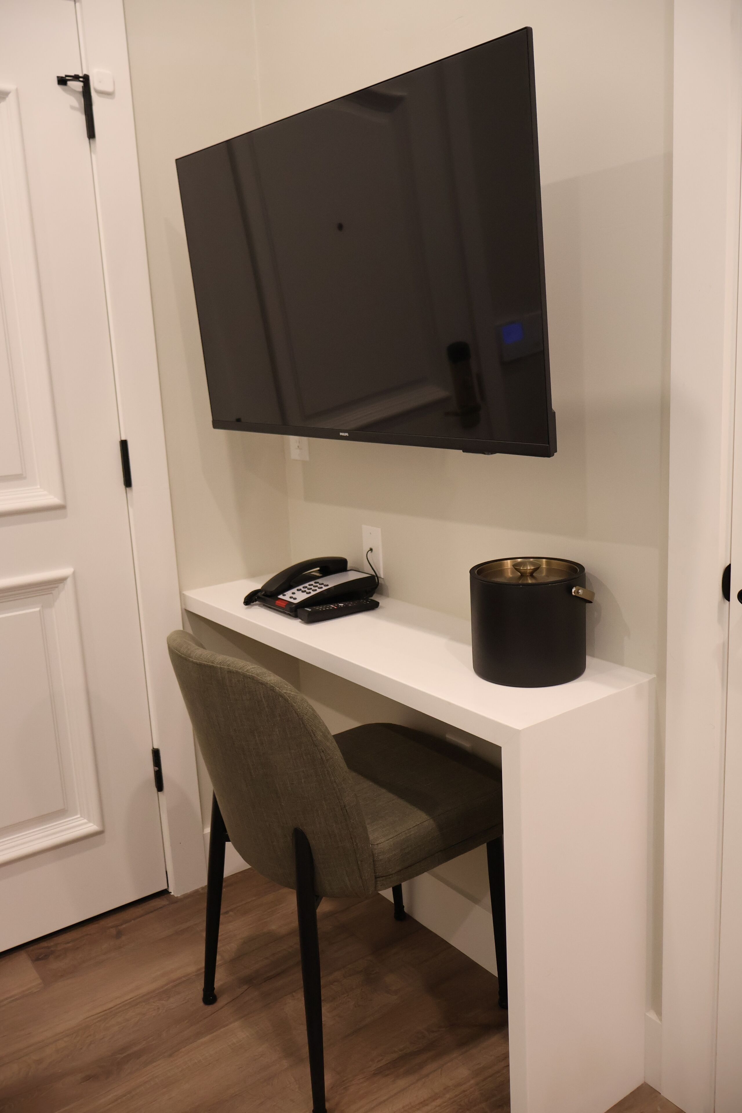 traditional room | hypo-allergenic bedding, in-room safe, desk, laptop workspace