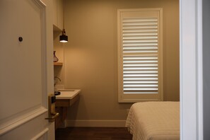 QUEEN ADA COTTAGE | Hypo-allergenic bedding, in-room safe, desk, laptop workspace