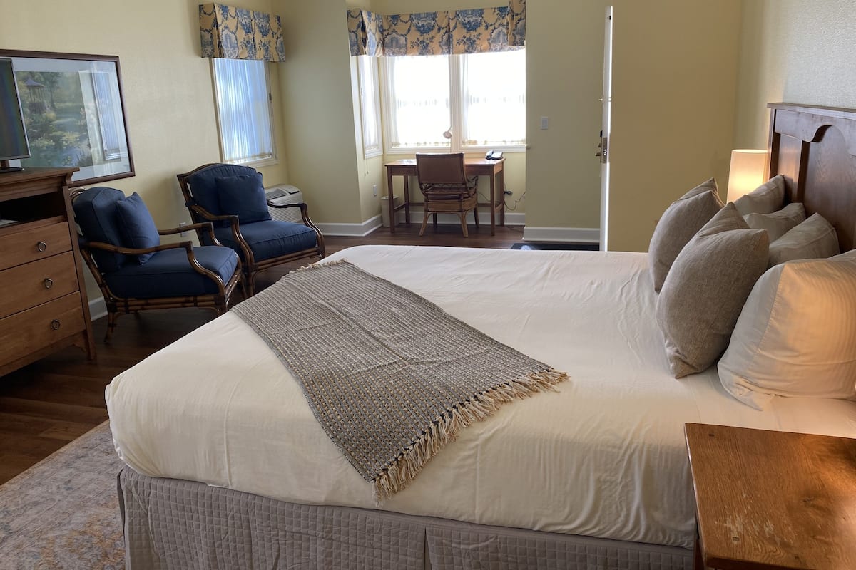 King Annex Room | Ropa de cama hipoalergénica y caja de seguridad en la habitación