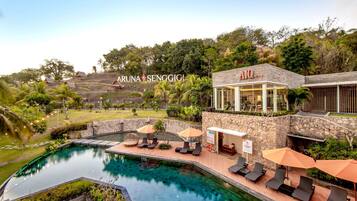 2 piscines extérieures, chaises longues