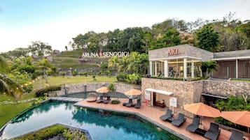 2 outdoor pools, sun loungers