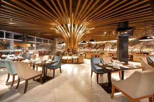 2 restaurantes; se sirve desayuno, almuerzo y cena; cocina indonesia