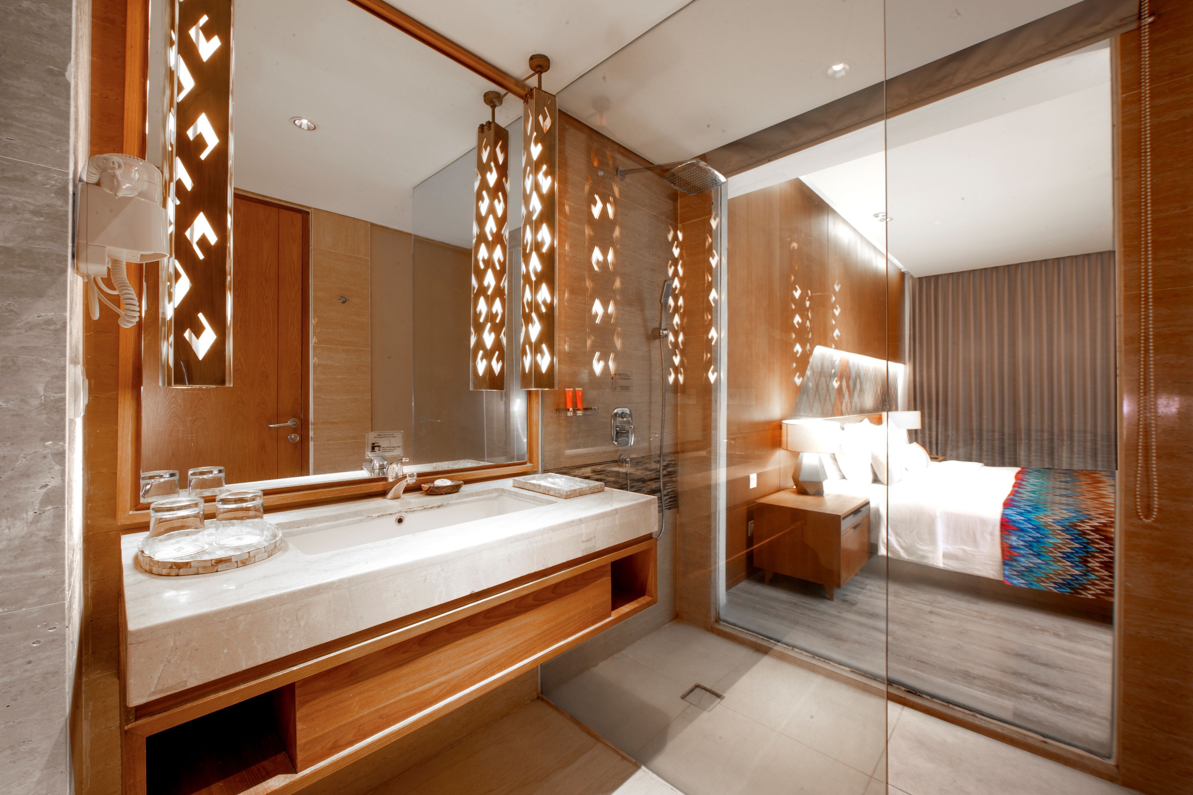 Dusche, kostenlose Toilettenartikel, Haartrockner, Hausschuhe