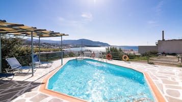 Piscina externa sazonal, espreguiçadeiras